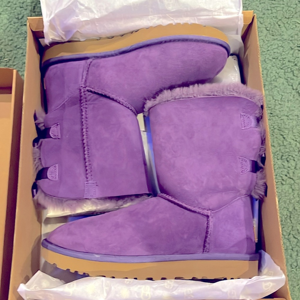 Uggs Bailey Bow II purple VBLM Size 8
Brand New